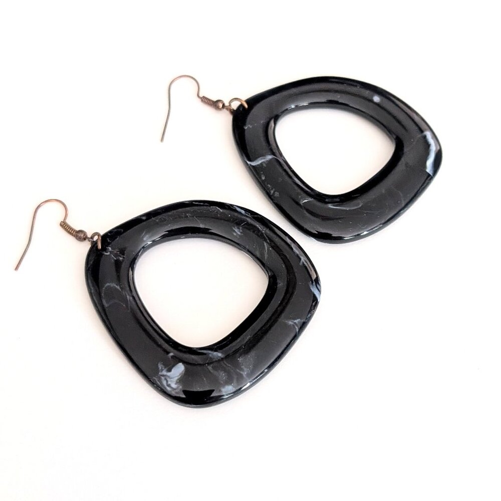 Abstract resin hoop earrings - Picture 5 of 5